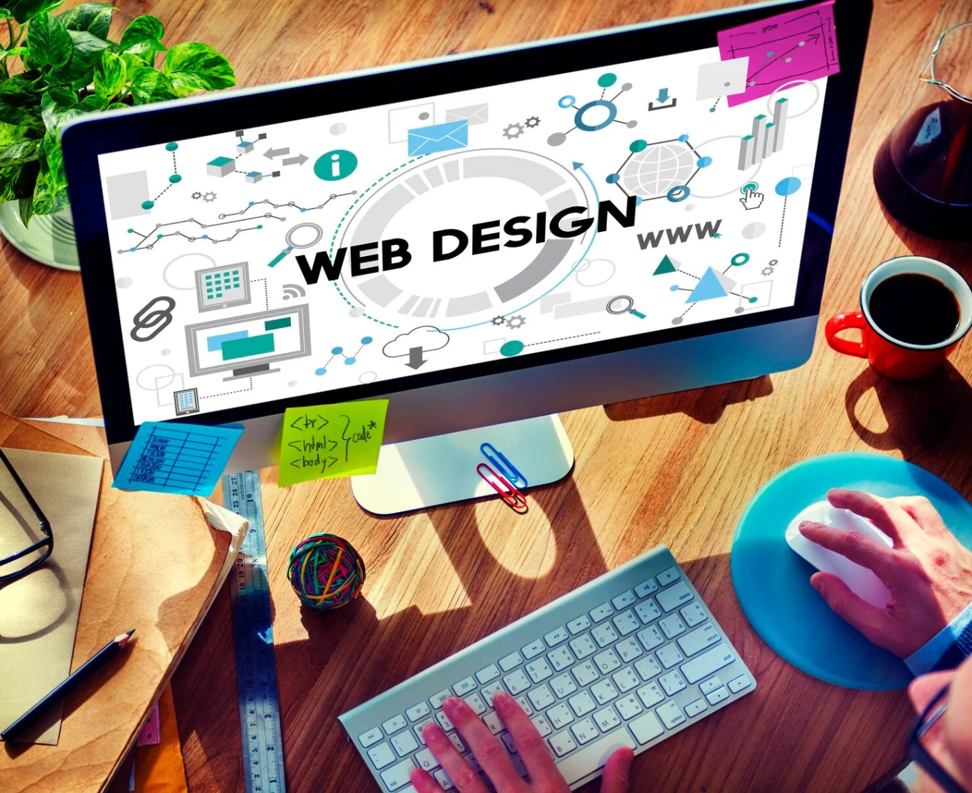 Postazione con schermo "Web Design" e icone di gestione sito: cosa gestire da soli sui siti web a Mestre e cosa lasciare a un professionista